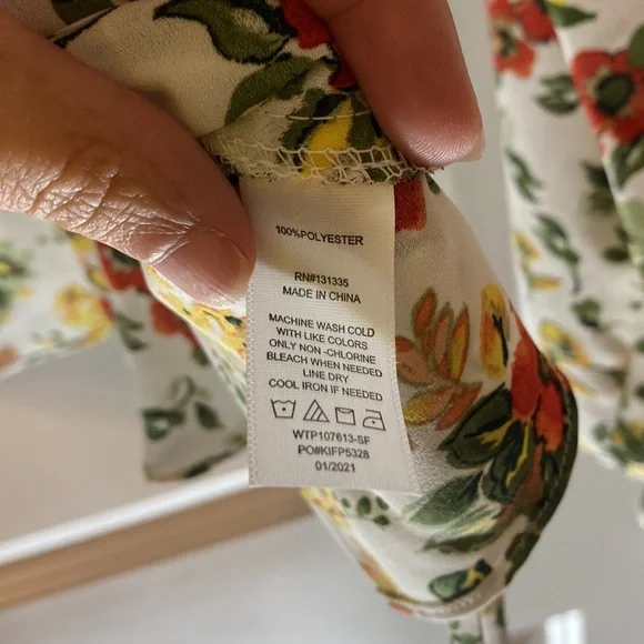 2/$18 Nine Britton NWOT flowy floral v-neck top large - Picture 3 of 4